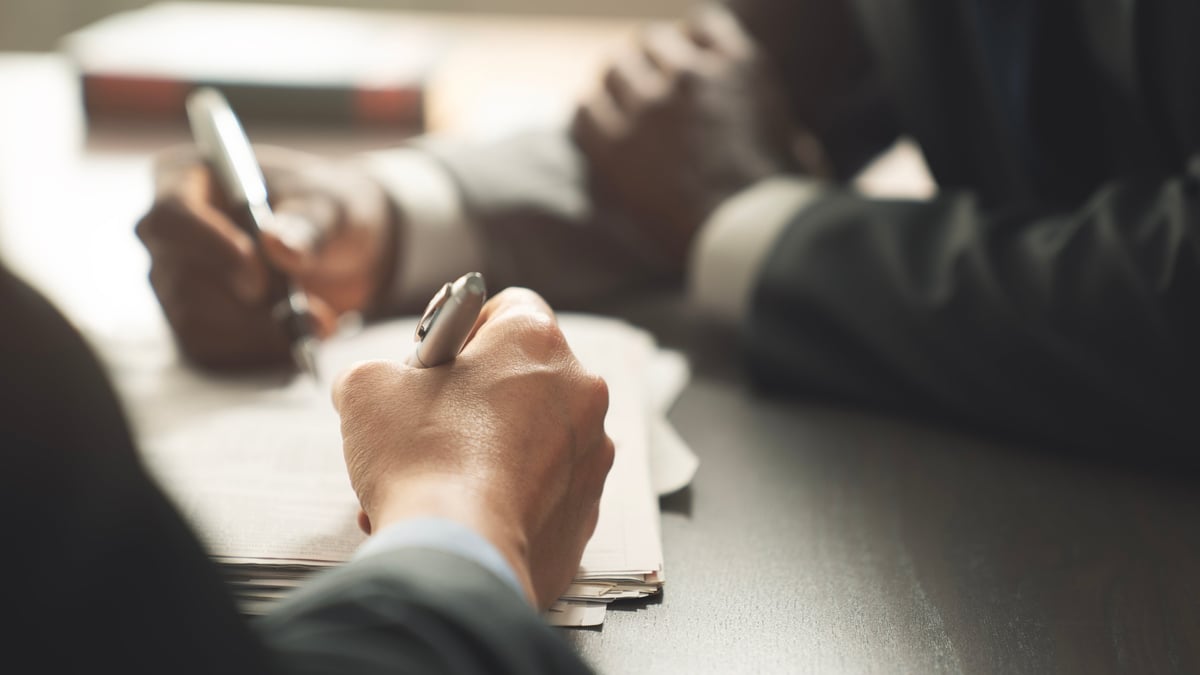 Entorno corporativo profesional durante la firma de un acuerdo financiero